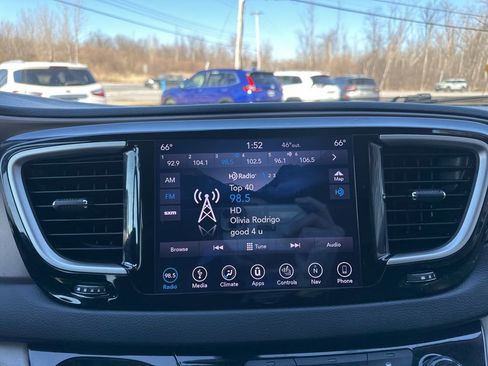 Used 2018 Chrysler Pacifica Touring-L image 19