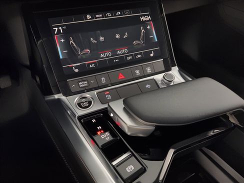Used 2022 Audi e-tron Premium w/ Convenience Plus Package image 25