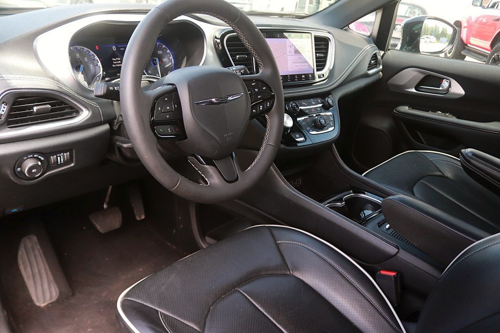Used 2025 Chrysler Pacifica Limited FWD image 12