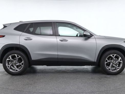 Used 2025 Chevrolet Trax LT FWD image 11