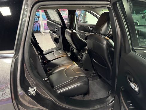 Used 2019 Jeep Cherokee Limited AWD/4WD image 14