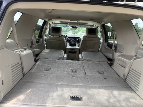 Used 2017 Cadillac Escalade Luxury AWD/4WD image 33