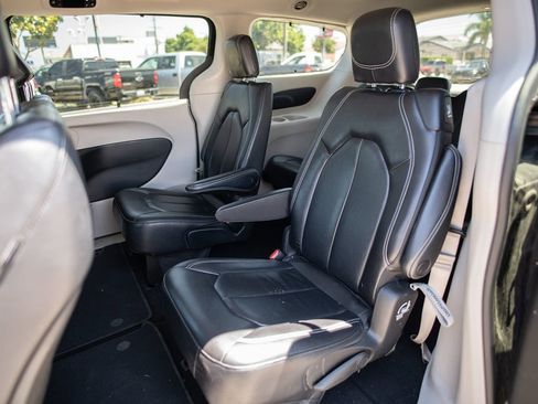 Used 2022 Chrysler Pacifica Touring-L image 28