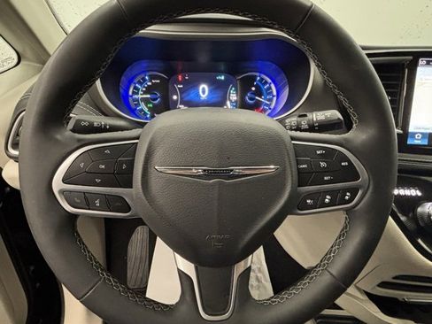 Used 2024 Chrysler Pacifica Select image 22