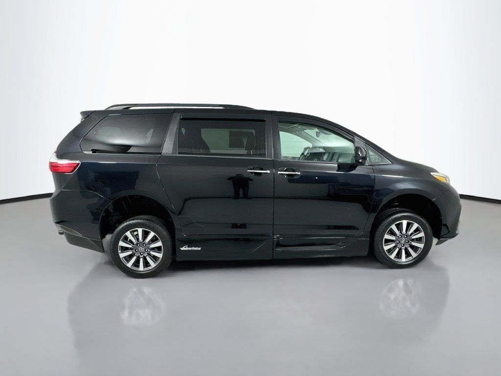 Used 2018 Toyota Sienna Limited FWD image 9
