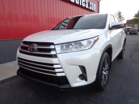 Used 2019 Toyota Highlander LE FWD image 11