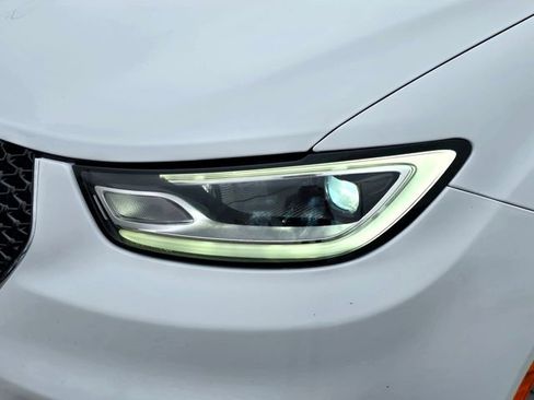 Certified 2024 Chrysler Pacifica Touring-L image 29