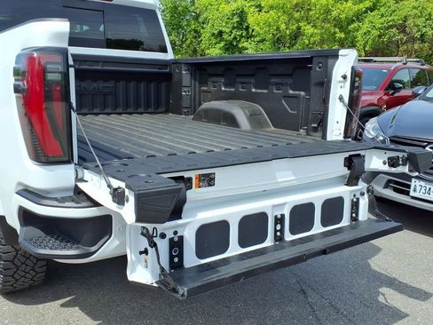 Used 2025 GMC Sierra 2500 AT4 w/ Technology Package AWD/4WD image 14