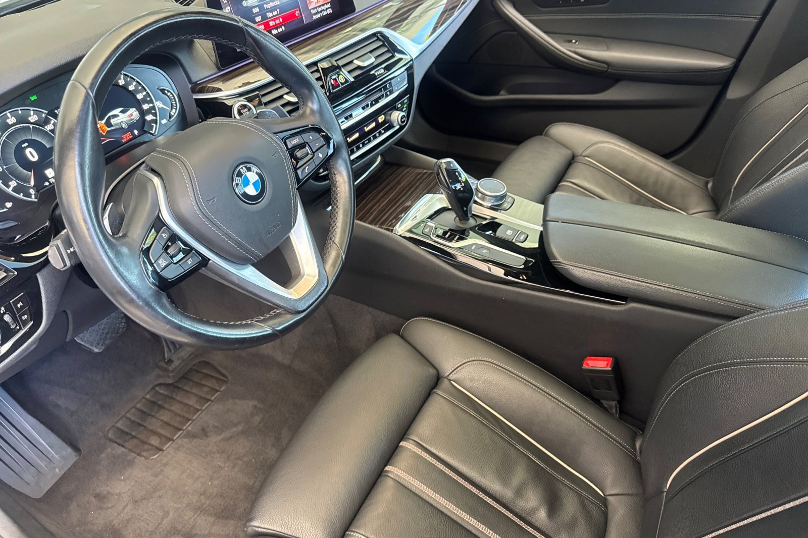 Used 2019 BMW 530e w/ Convenience Package RWD image 4