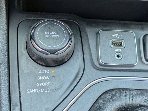 Certified 2022 Jeep Cherokee Latitude Lux w/ Sun & Sound Group AWD/4WD image 22