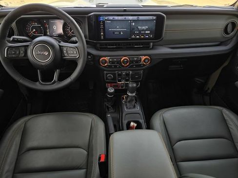 Used 2025 Jeep Gladiator Mojave w/ Convenience Group AWD/4WD image 6