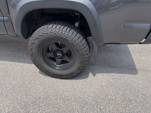 Used 2019 Toyota Tacoma TRD Off-Road AWD/4WD image 9