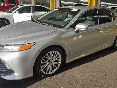 Used 2018 Toyota Camry XLE image 1