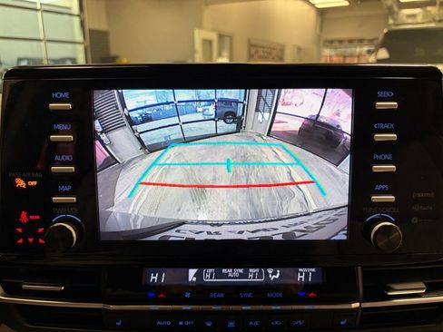 Used 2022 Toyota Sienna XLE image 20