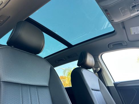 Used 2022 Volkswagen Tiguan SE w/ Panoramic Sunroof Package image 18