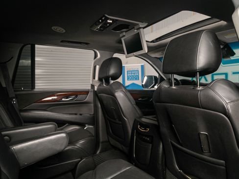 Used 2018 Cadillac Escalade Premium Luxury image 6