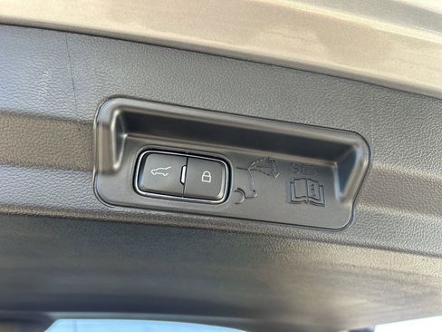 Used 2022 Ford Explorer XLT w/ Equipment Group 202A image 10