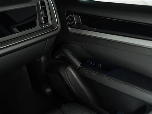 Certified 2025 Porsche Cayenne Coupe AWD/4WD image 29