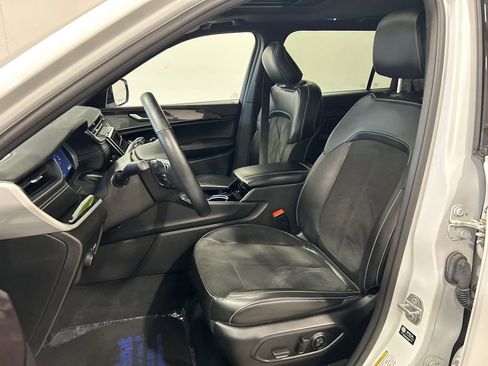 Used 2022 Jeep Grand Cherokee L Laredo image 16