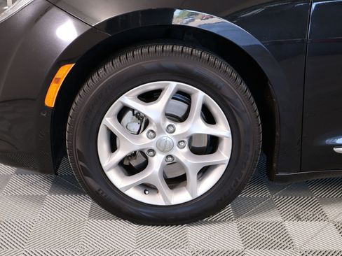 Used 2017 Chrysler Pacifica Touring-L Plus w/ Advanced Safetytec Group FWD image 20