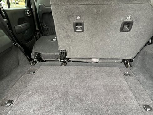 Used 2025 Jeep Wrangler Unlimited Rubicon image 15