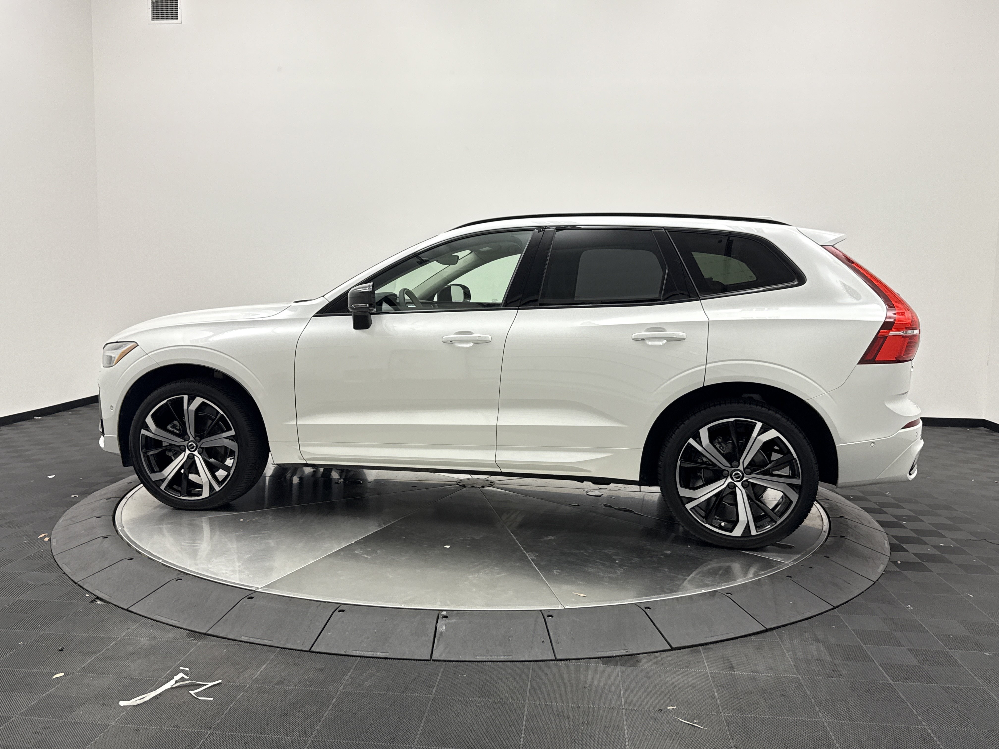 Used 2024 Volvo XC60 B5 Ultimate w/ Protection Package Premier AWD/4WD image 5