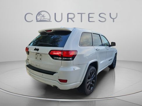 Used 2018 Jeep Grand Cherokee Altitude AWD/4WD image 3