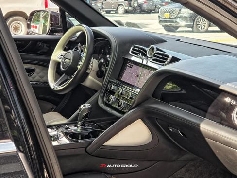 Used 2021 Bentley Bentayga AWD/4WD image 27
