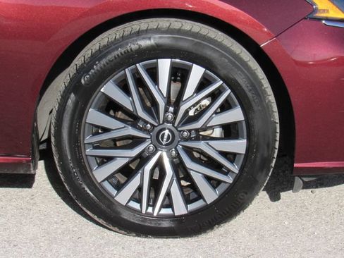 Used 2024 Nissan Altima 2.5 SV FWD image 9