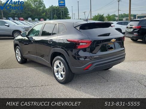Used 2024 Chevrolet Trax LS w/ LS Convenience Package FWD image 3