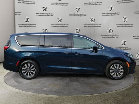 Used 2024 Chrysler Pacifica Select image 6