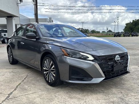Used 2025 Nissan Altima 2.5 SV FWD image 2