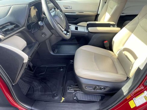 Used 2022 Toyota Sienna Limited image 17