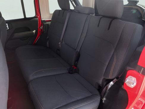 Used 2025 Jeep Wrangler Unlimited Sahara image 26