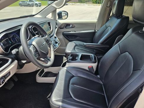 Used 2024 Chrysler Pacifica Touring-L FWD image 9