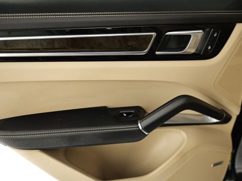 Certified 2022 Porsche Cayenne Turbo AWD/4WD image 25