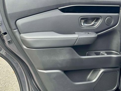 New 2025 Honda Pilot Touring image 32
