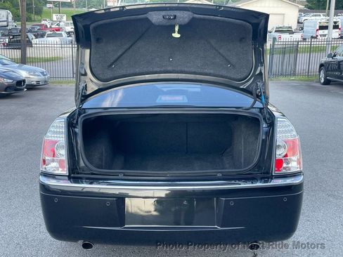 Used 2006 Chrysler 300 C w/ Navigation & Sound Group II RWD image 26