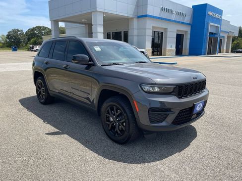 Used 2025 Jeep Grand Cherokee Altitude AWD/4WD image 9