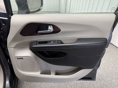 Used 2017 Chrysler Pacifica Limited FWD image 45
