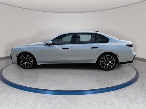 Certified 2025 BMW 750e xDrive AWD/4WD image 9