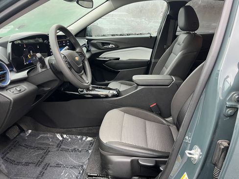 Used 2025 Chevrolet Trax LT image 21