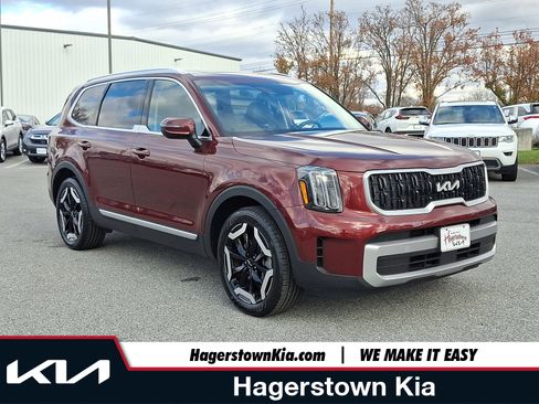 Used 2023 Kia Telluride EX w/ EX Captain's Chair Package image 1