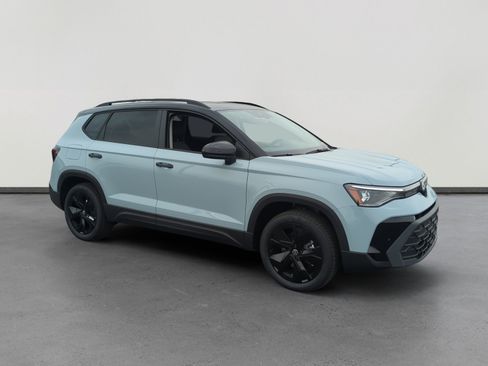 New 2026 Volkswagen Taos SE image 7