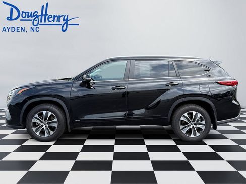 Used 2023 Toyota Highlander XLE AWD/4WD image 2