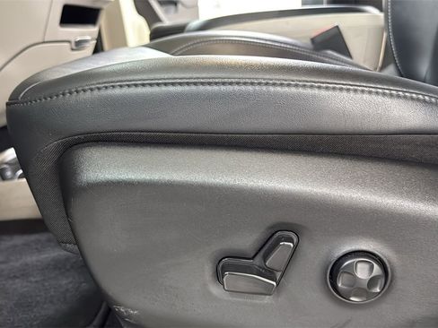 Used 2024 Chrysler Pacifica Touring-L image 14