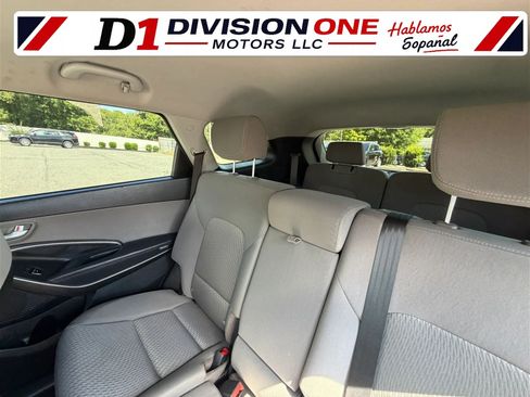 Used 2017 Hyundai Santa Fe SE FWD image 8