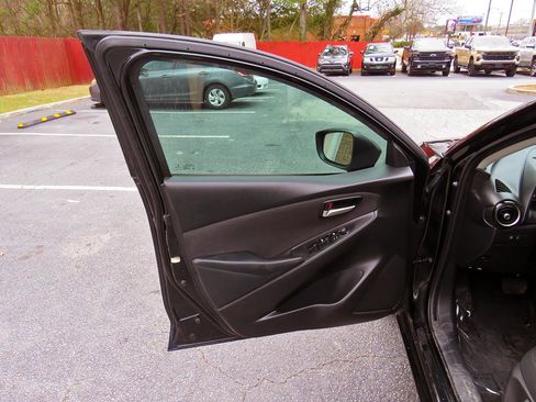 Used 2019 Toyota Yaris LE image 13