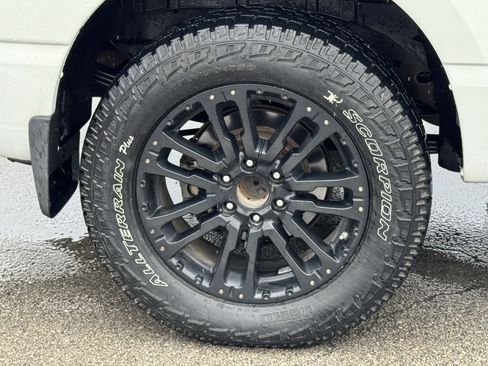 Used 2018 Nissan Titan SV w/ SV Convenience Package image 40