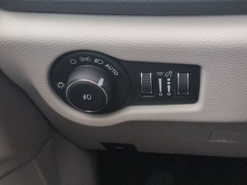 Used 2024 Chrysler Pacifica Touring-L FWD image 20